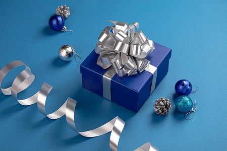 具有礼物和蓝色和银色装饰的圣诞组合物