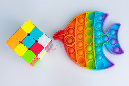 拼图立方体并在白色隔离背景上弹出硅玩具