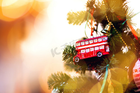 枞树装饰有玩具双层巴士和灯泡，用于圣诞节和新年庆祝活动。