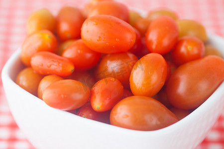 格子布上碗里的樱桃番茄
