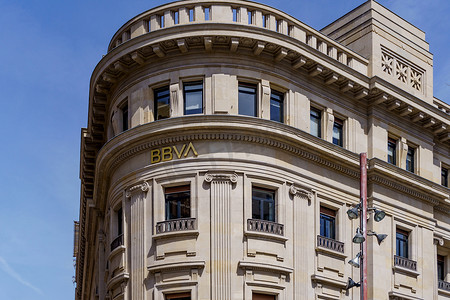 简称摄影照片_西班牙巴塞罗那 - 2022 年 4 月 15 日。毕尔巴鄂比斯开阿根廷银行（Banco Bilbao Vizcaya Argentaria），简称 BBVA，是一家西班牙银行，总部位于西班牙毕尔巴鄂。