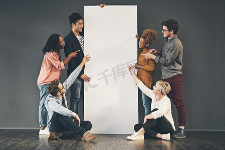 广告文案摄影照片_一群不同的人拿着空白的白板或海报并展示广告文案空间。