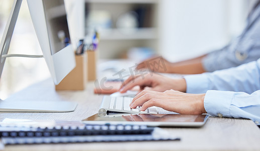 在办公室工作时，未知商人的手在键盘上打字的特写，在办公室忙碌地启动公司工作