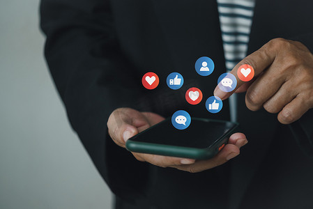智能手机上的社交媒体业务概念和营销在线技术数字网络互联网图标消息连接。