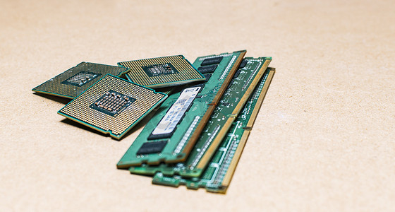 隔离背景下的处理器和 RAM 存储器、隔离背景下的 RAM 存储器和处理器的概念、具有隔离计算机微处理器的 RAM 存储器