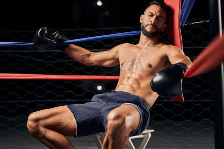 体育、失败和拳击手在战斗比赛、健身或训练后在拳击场感到疲倦。