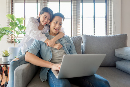情侣下载摄影照片_亚洲情侣喜欢在家里通过笔记本电脑观看在线流媒体