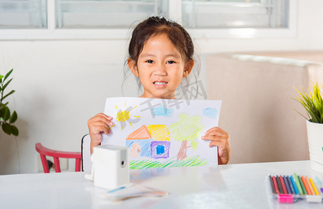 小女孩在纸上对着相机举起彩色画风景我的家乡梦想