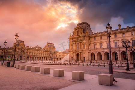 法国巴黎卢浮宫摄影照片_法国巴黎杜乐丽宫的卢浮宫街灯和戏剧性的天空