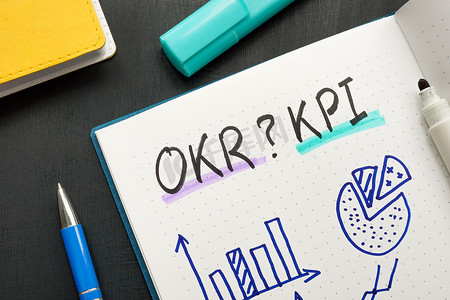 记事本摄影照片_记事本 OKR 或 KPI 和业务图表中的标记。