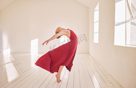 自由、活力和芭蕾舞或舞厅舞者在舞蹈室训练，伸展和热情的舞蹈。