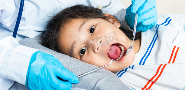 医生检查小孩口腔使用口镜检查牙腔