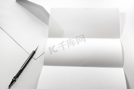 空白的信纸和带笔的白色信封