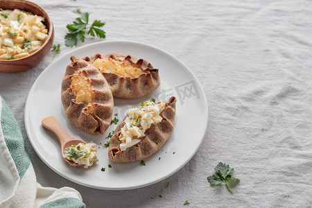 传统芬兰糕点 — 卡累利阿黑麦派配米粥和蛋黄油