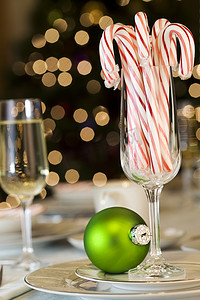 拐杖糖和装饰品作为圣诞餐桌装饰