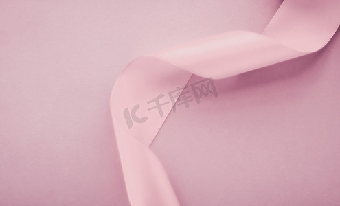 粉红色背景上的抽象丝带、假日销售产品促销的独家奢侈品牌设计和魅力艺术邀请卡背景