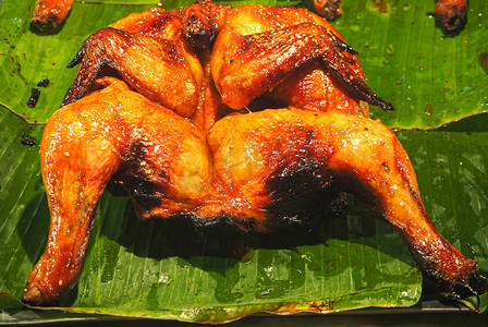 香蕉叶上的泰式烤鸡是亚洲泰国的美味佳肴