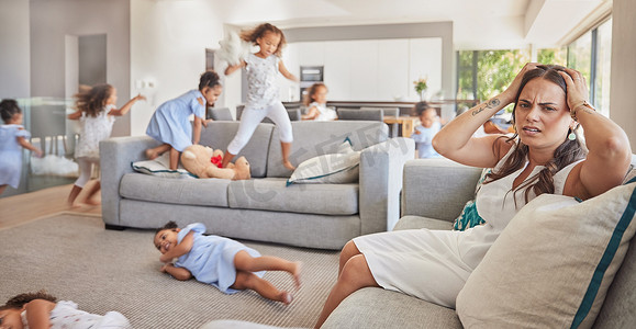 孩子和母亲摄影照片_压力、头痛和患有多动症孩子的母亲在家里或客厅里跑步、跳跃和玩耍。