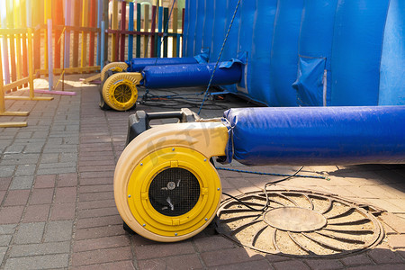 扶轮社摄影照片_为公园里的大型蹦床充气的鼓风机