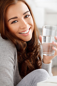健康、水分和水，年轻女性过着均衡饮食的生活方式，在家喝清凉饮料。