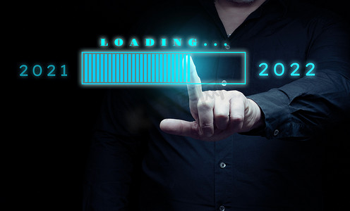 下载 2022 年新年概念，人通过下载触摸虚拟全息图。