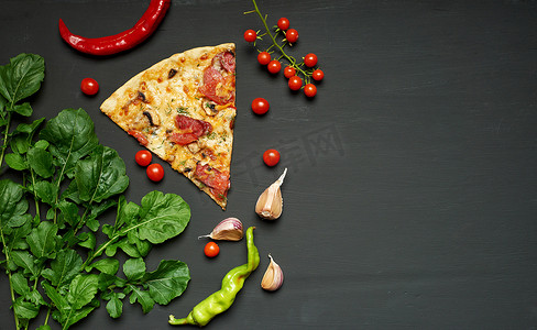 熏蒸摄影照片_三角形的烤披萨，配蘑菇、熏香肠、