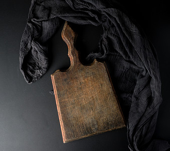 色板摄影照片_空复古木棕色板和黑纱布餐巾