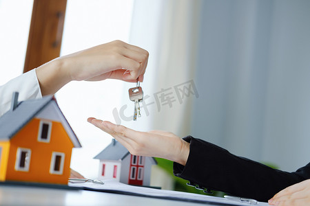 担保、抵押、协议、合同、签字，房地产经纪人在签署重要合同文件后将钥匙交付给客户