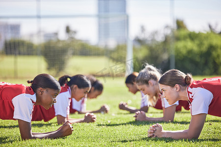 女孩训练队进行健身锻炼的足球、足球和木板运动训练。