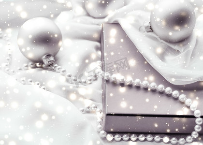 广告背景金色摄影照片_圣诞魔法节日背景、节日小玩意、银色复古礼盒和金色闪光作为奢侈品牌设计的冬季礼物