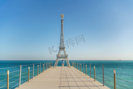 海滩上埃菲尔铁塔的大型模型。