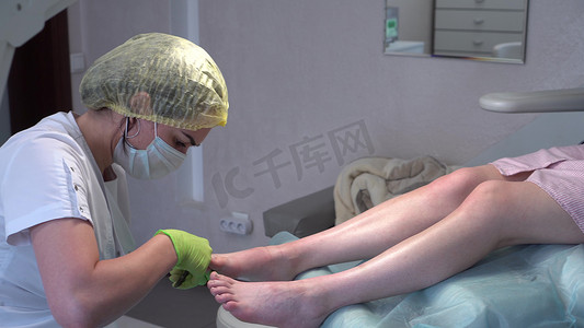 专业的足疗师会用指甲刀修剪脚趾甲。