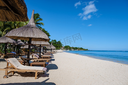豪华旅行、蜜月情侣的浪漫海滩度假、豪华酒店的热带度假、海滩上的沙滩椅
