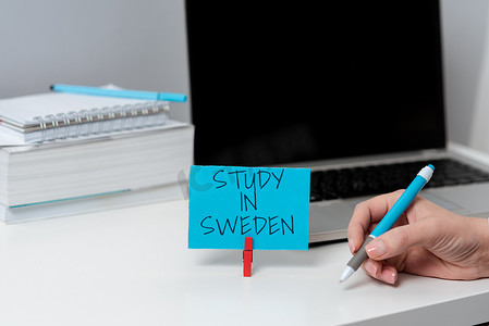 国际移民摄影照片_书写显示文本“在瑞典学习”。