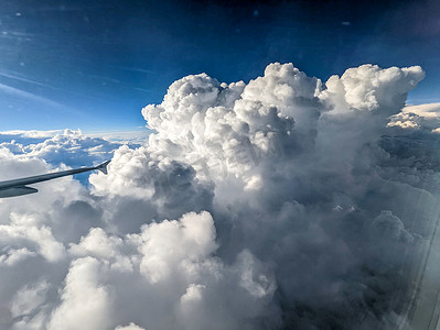 鹰击苍穹摄影照片_美丽的云朵在高空飞翔
