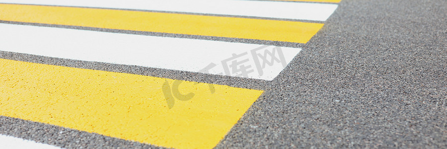 横跨马路或街道的标有白色和黄色的人行道