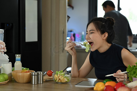 素食餐摄影照片_漂亮的亚洲女人享受她的素食餐。