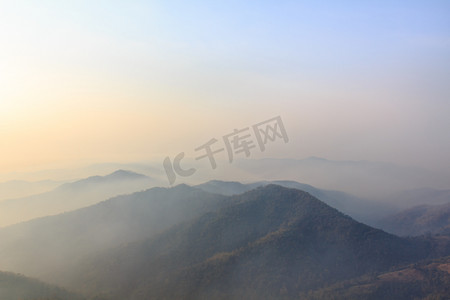 冬山日出，雾蒙蒙的梦幻景观。