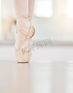 舞者脚在地板上、芭蕾舞鞋和脚趾尖的缩放，在舞蹈练习中展示姿势和平衡。