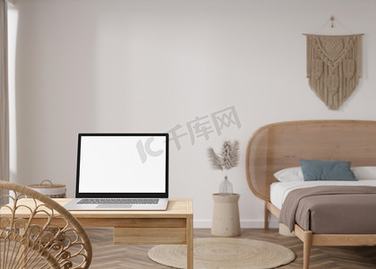 有空白的白色屏幕的笔记本电脑，在家里的木桌上。
