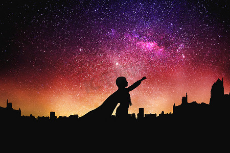 星空能量摄影照片_超级英雄在夜晚的星空背景。