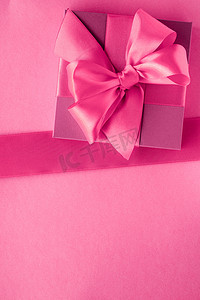 粉色礼盒，女性风格的平面背景