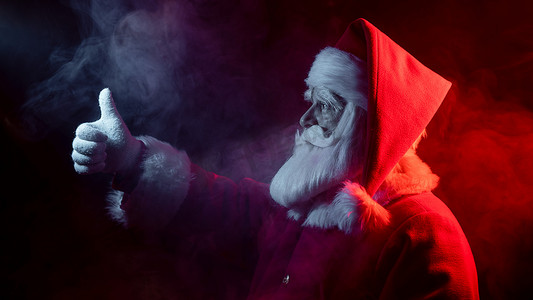 庆祝霓虹灯摄影照片_圣诞老人在黑色背景上的霓虹灯。