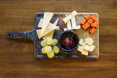 熟食板上的奶酪和葡萄酱