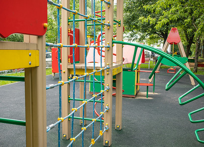 儿童户外运动摄影照片_带滑梯、绳墙的现代儿童户外运动游乐场