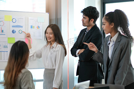 女性运营经理为经济学家团队举行会议演示。