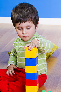 小男孩（2 岁）玩积木。