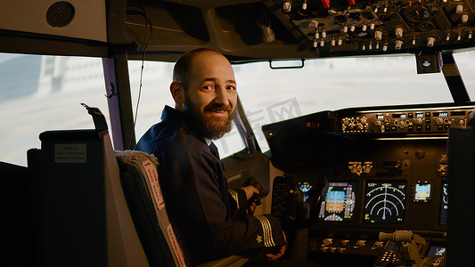 驾驶飞机摄影照片_飞机机长准备在驾驶舱驾驶飞机的肖像