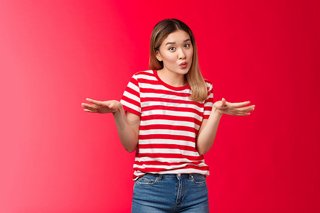 可爱的冷亚洲金发女大学生说话的女朋友讨论光滑的酷派对折叠嘴唇可爱