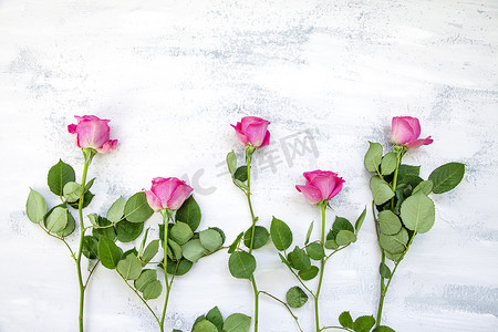 玫瑰花组合摄影照片_白桌上由粉色玫瑰花制成的 Flatlay 组合物